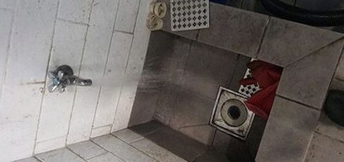수하동 하수구막힘 배관 점검과 정리 후 물 흐름을 확인하는 모습